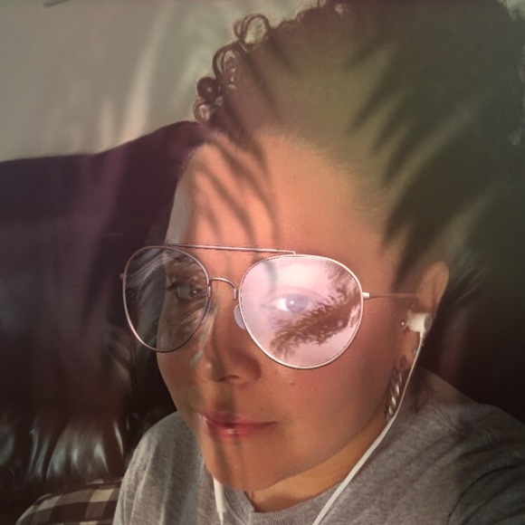 Meet your Posher, Joanne - Picture 1 of 2